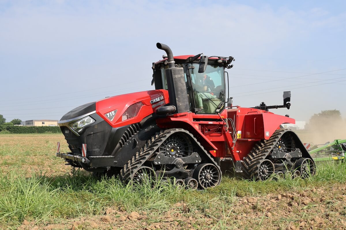 Il sistema di trattamento dei gas di scarico del Case IH Quadtrac 715 è stato ridotto per una migliore visibilità a bordo